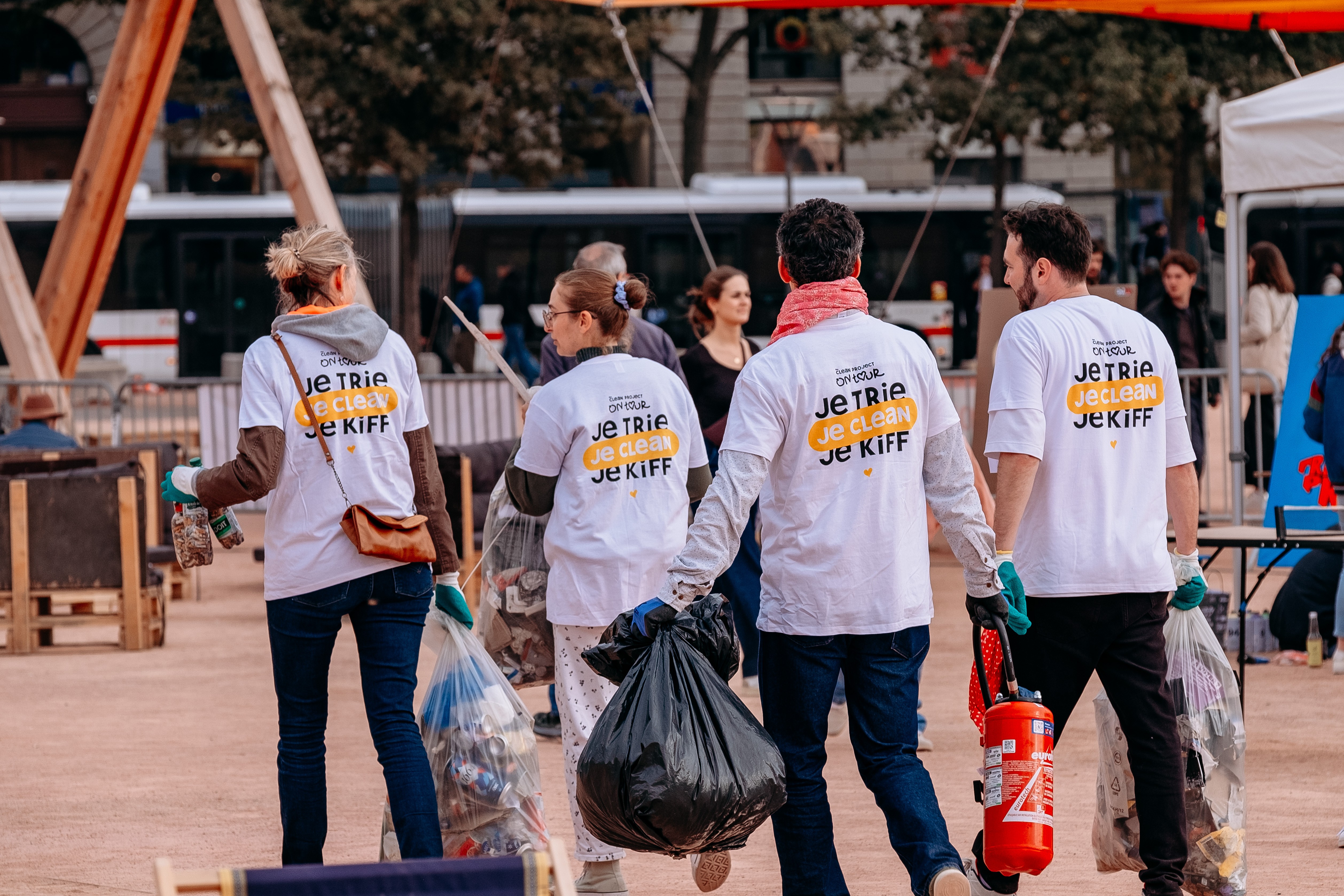 Participants de dos « Je trie Je clean Je kiff », sacs de collecte