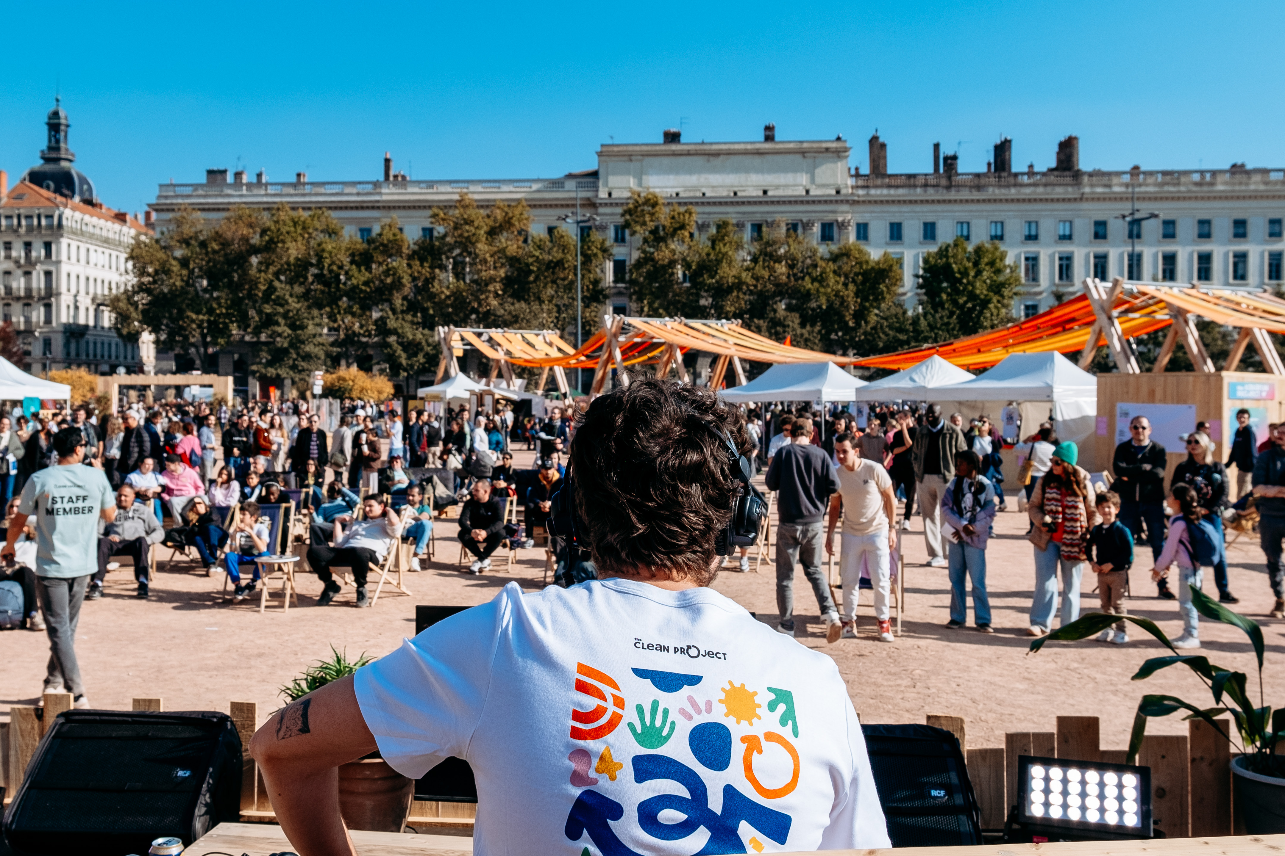 DJ de dos face à la foule, éco-village Place Bellecour