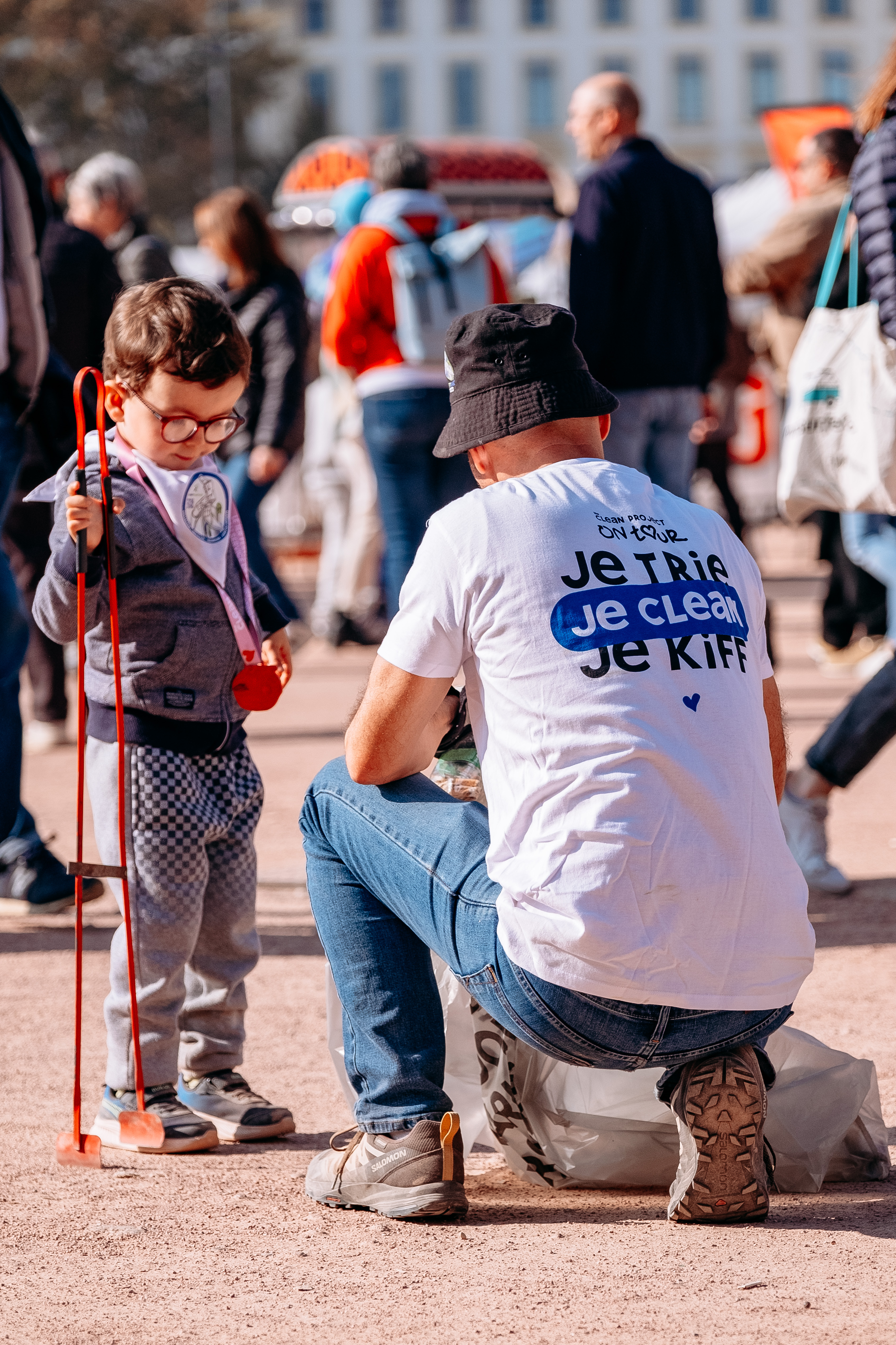 Père et enfant qui ramassent ensemble
